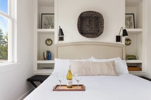 5 bedrooms, desk, iron/ironing board, travel crib