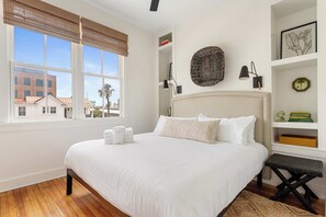 10 chambres, bureau, fer et planche à repasser, lit de bébé portatif