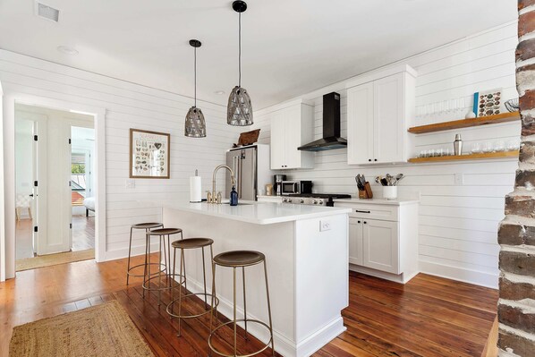 Een koelkast, een magnetron, een oven, een kookplaat