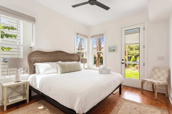 8 chambres, bureau, fer et planche à repasser, lit de bébé portatif