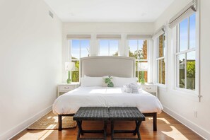 3 bedrooms, desk, iron/ironing board, travel crib