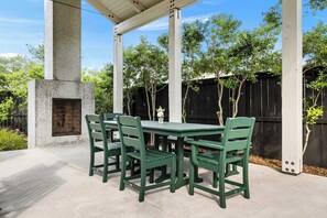 Outdoor dining - Downtown 3BR Home - Near King Street! (Charleston)