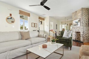 Télévision, cheminée, espaces bureaux