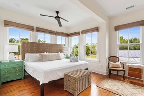 3 habitaciones, escritorio y tabla de planchar con plancha 