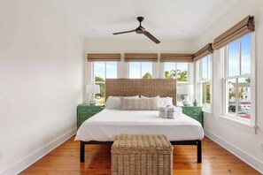 6 bedrooms, desk, iron/ironing board, travel crib