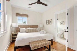 6 Schlafzimmer, Schreibtisch, Bügeleisen/Bügelbrett, Reisekinderbett