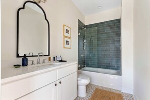 Shower, hair dryer, towels, shampoo - Charming Downtown 6BR - Steps to King St! (Charleston)