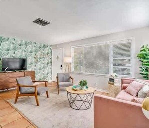 TV, offices - Stylish 2-Bedroom Home in Sarasota (Sarasota)