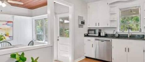 Frigorifero, microonde, forno, piano cottura