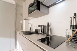Geladeira, fogão, cooktop, cafeteira/chaleira