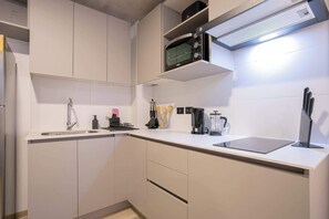 Kühlschrank, Ofen, Herdplatte, Wasserkocher mit Kaffee-/Teezubehör