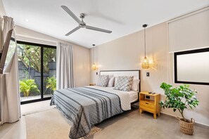 4 slaapkamers, een bureau, een strijkplank/strijkijzer, wifi
