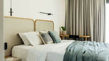 4 bedrooms, iron/ironing board, travel cot, Internet