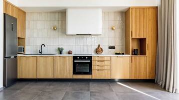 Microwave, dishwasher, coffee/tea maker, toaster