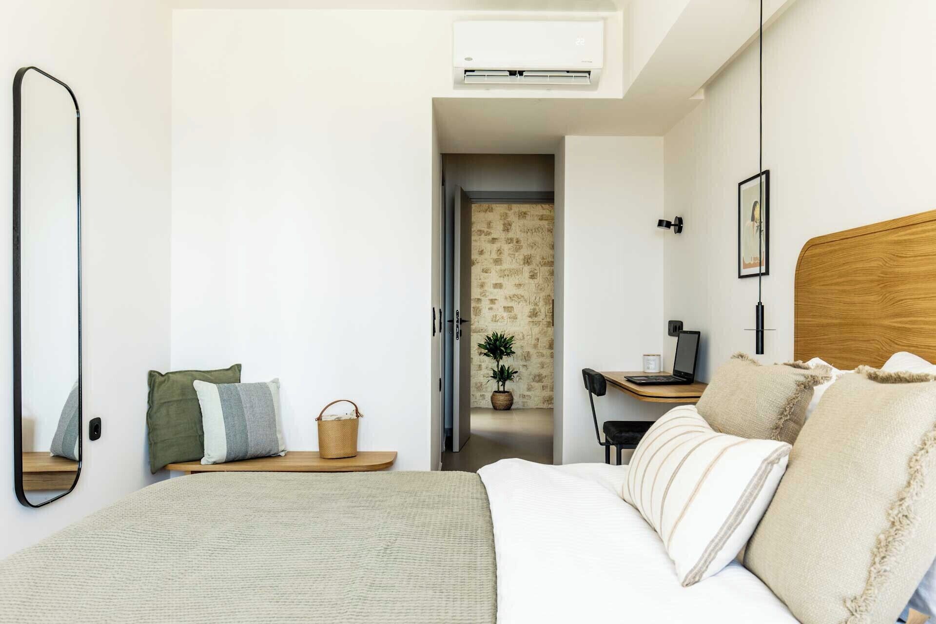 4 habitaciones, tabla de planchar con plancha, cuna de viaje y internet 