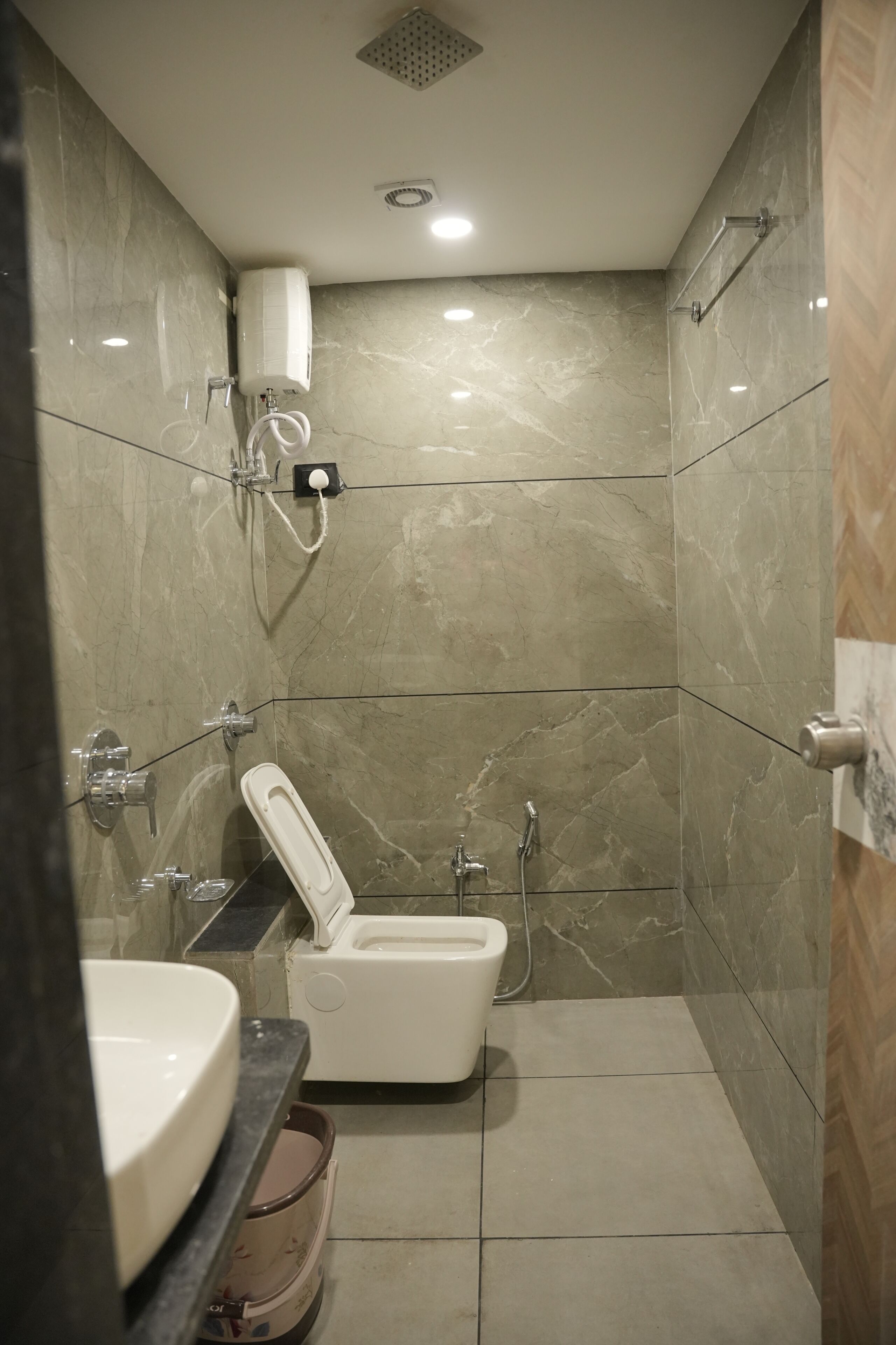 Habitación triple Premium | Baño | Ducha, artículos de higiene personal gratuitos, toallas y jabón