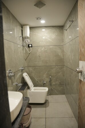 Premium Triple Room | Bilik Mandi | Pancuran mandi, kelengkapan dandanan diri percuma, tuala disediakan 