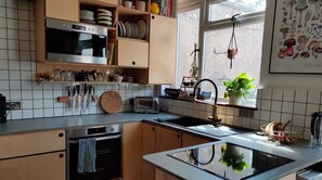 Microwave, oven, toaster - Cosy house w/ woodburner, 8 minute walk Victoria Line, then 25 mins Central LDN (London)