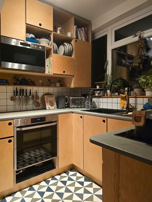 Micro-ondes, four, grille-pain