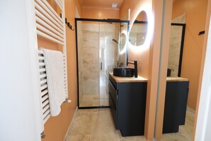 Shower, hair dryer, towels