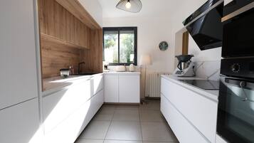 Fridge, microwave, oven, stovetop