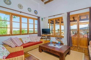 TV - Typical Mallorcan villa with private swimming pool (Montuïri)