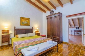 6 bedrooms, iron/ironing board, free WiFi, bed sheets - Typical Mallorcan villa with private swimming pool (Montuïri)