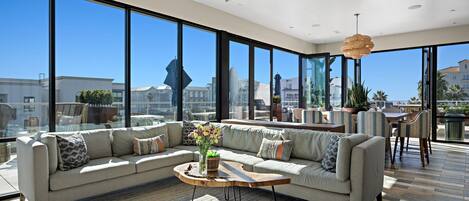 Smart TV, computer monitors