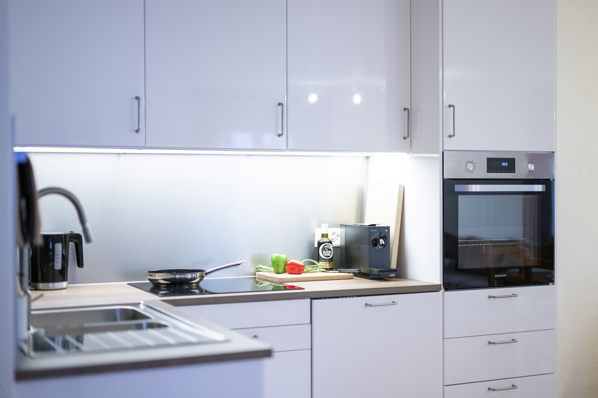 Réfrigérateur, four, lave-vaisselle, cafetière/bouilloire