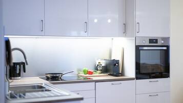 Réfrigérateur, four, lave-vaisselle, cafetière/bouilloire