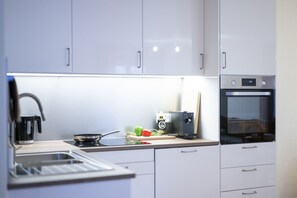 Fridge, oven, dishwasher, coffee/tea maker