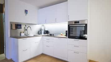 Kühlschrank, Ofen, Geschirrspüler, Wasserkocher mit Kaffee-/Teezubehör