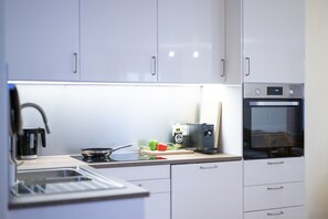 Réfrigérateur, four, lave-vaisselle, cafetière/bouilloire