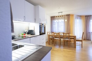 Fridge, oven, dishwasher, coffee/tea maker