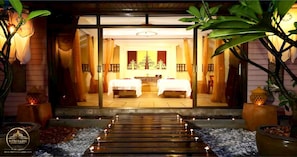 Salas de tratamiento para parejas, sauna y tina de hidromasaje 