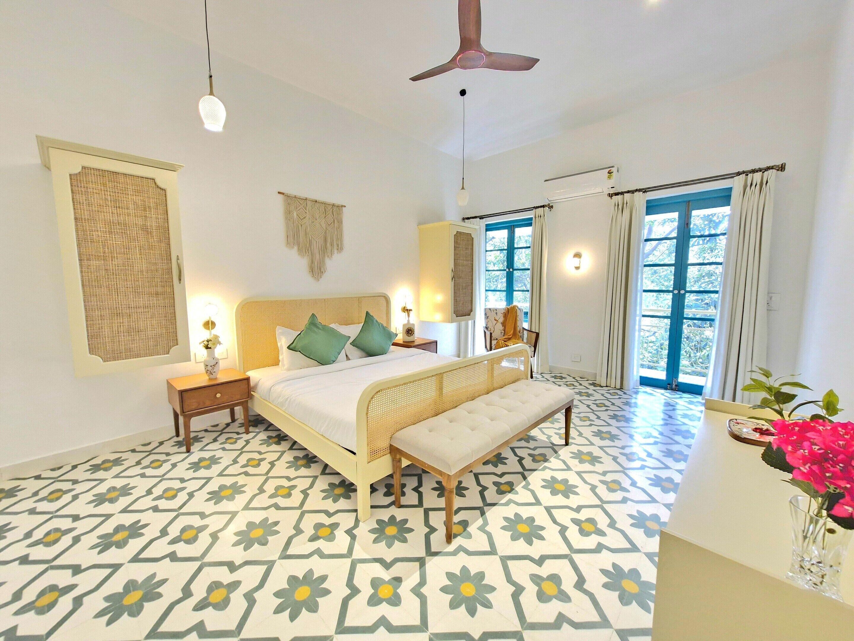 3 bedrooms, laptop workspace, iron/ironing board, bed sheets