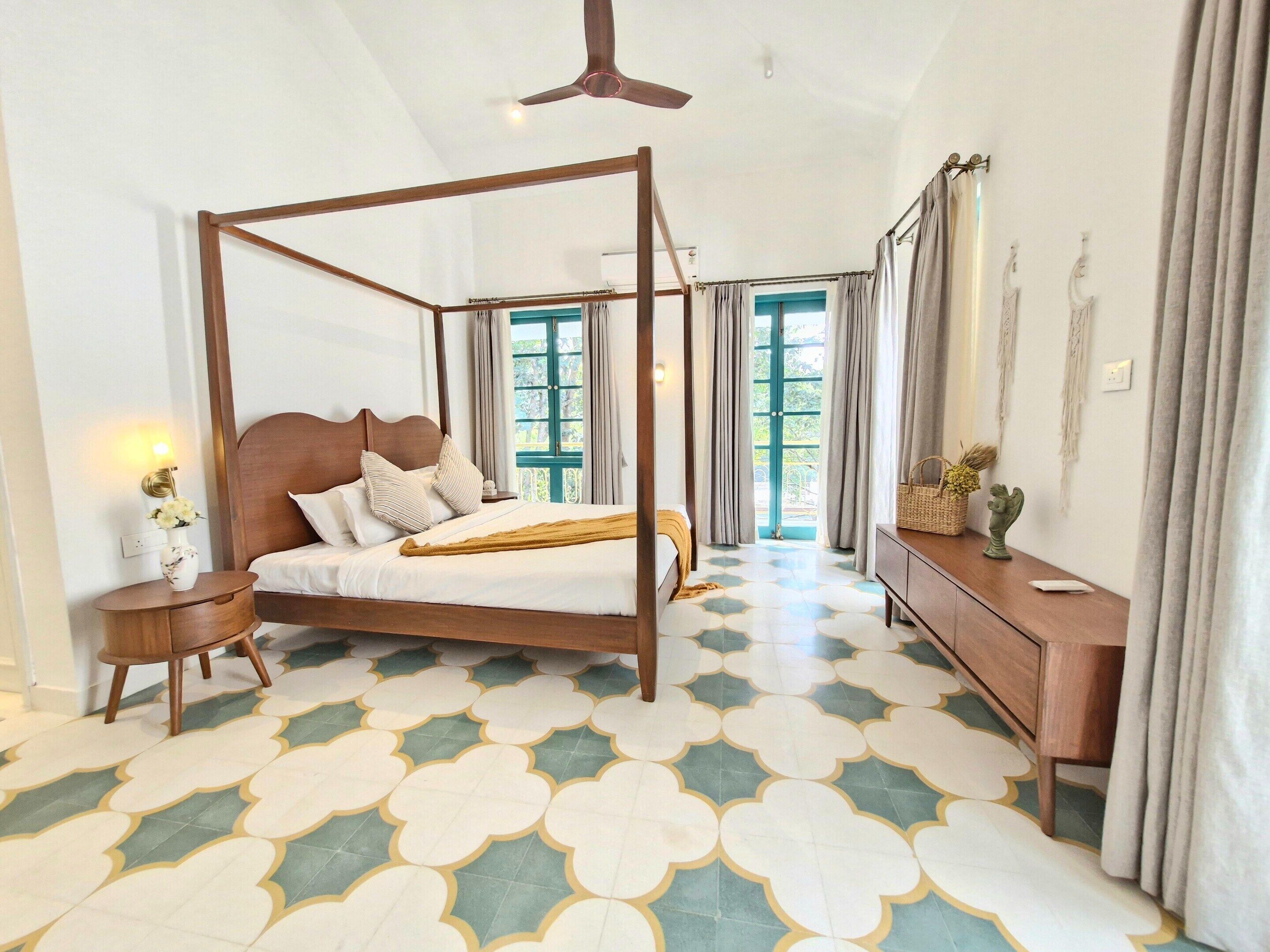 3 bedrooms, laptop workspace, iron/ironing board, bed sheets