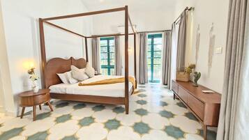 3 bedrooms, laptop workspace, iron/ironing board, bed sheets