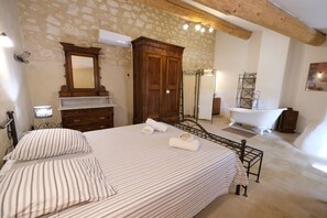 4 makuuhuonetta, silitysrauta/-lauta, ilmainen Wi-Fi, vuodevaatteet