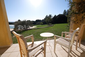 Terrace/patio - Holiday rental villa view and pool AUREILLE LS1-449 (Aureille)