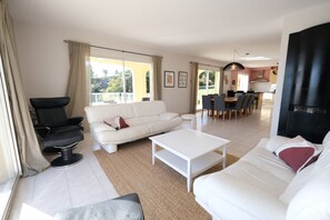 TV, fireplace - Holiday rental villa view and pool AUREILLE LS1-449 (Aureille)