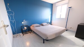 A bedroom with a bed, bedside tables, a lamp, and a window. - Holiday rental villa view and pool AUREILLE LS1-449 (Aureille)