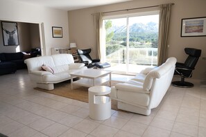 TV, fireplace - Holiday rental villa view and pool AUREILLE LS1-449 (Aureille)