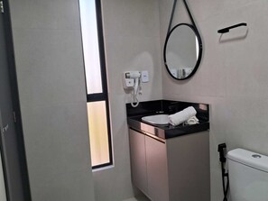 Shower, hair dryer, towels, toilet paper - Cozy flat with sea view, in João Pessoa - PB (Jardim Oceania João Pessoa)