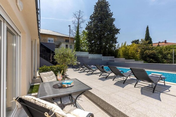 Apartment | Outdoor dining