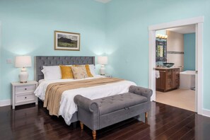 4 quartos, escrivaninha, ferros/tábuas de passar roupa, berço de viagem