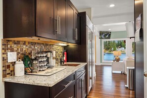 Coffee/tea maker, fridge, microwave, oven