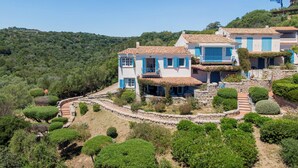 A hillside property with multiple buildings, stone pathways, and lush greenery. - Casa Turchese by Wonderful Italy (Olbia)