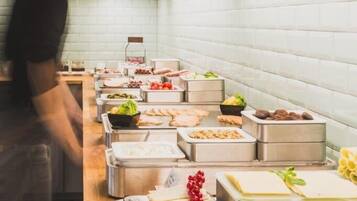 Café da manhã com buffet grátis todos os dias