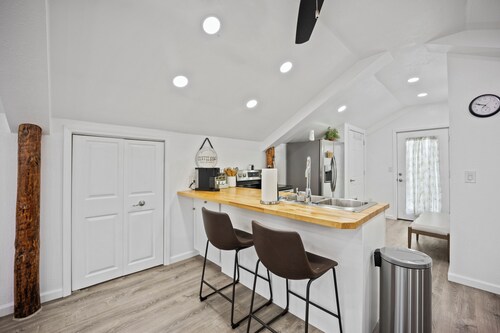 Private Loft Studio On Acreage + Near Liberty